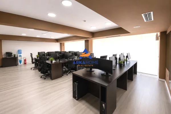 JEPET AMBIENT ZYRE/BIZNESI ME QERA 200M2 "TE SHKOLLA PETRO NINI" 3500 EURO