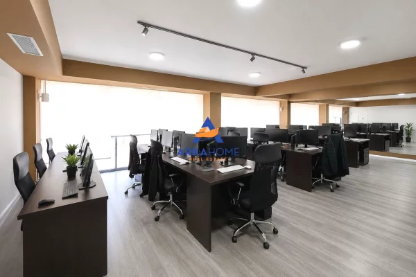 JEPET AMBIENT ZYRE/BIZNESI ME QERA 200M2 "TE SHKOLLA PETRO NINI" 3500 EURO