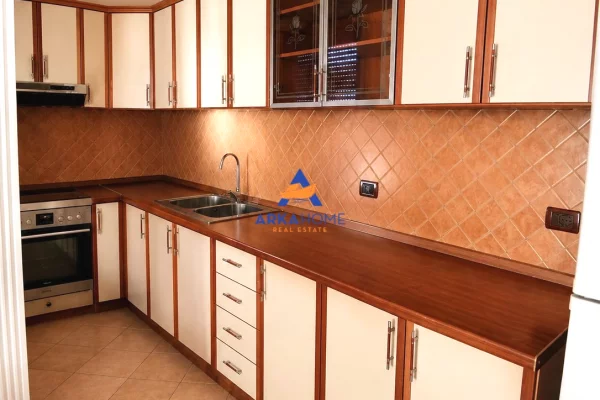 Shtepi me qera Apartament ne Tirane, 2+1, Mobilimi E mobiluar, Pagesa 578  Euro.