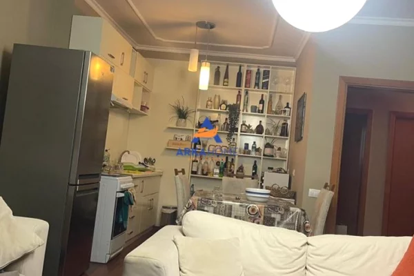 Shtepi me qera 2+1 ne Tirane - 1,000 Euro