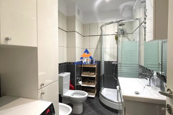 Shtepi ne shitje Apartament ne Tirane, 3+1, Mobilimi E mobiluar, Pagesa 300,000  Euro.