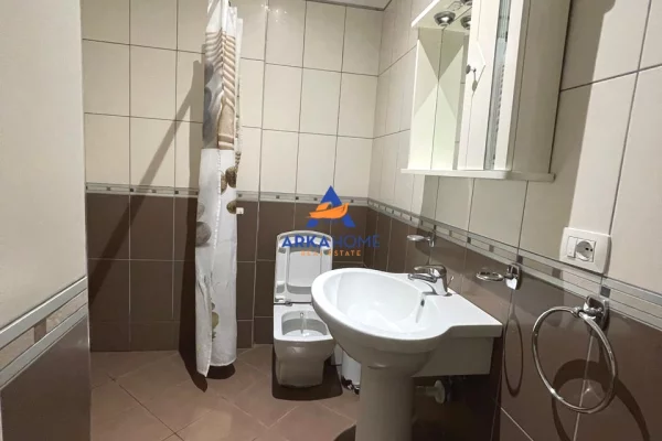 Shtepi ne shitje Apartament ne Tirane, 3+1, Mobilimi E mobiluar, Pagesa 300,000  Euro.