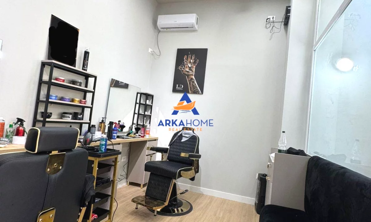 SHITET AMBIENT BIZNESI 24M2 "PRANE RRUGES SE BARIKADAVE" 165.000 EURO