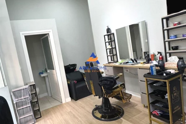 SHITET AMBIENT BIZNESI 24M2 "PRANE RRUGES SE BARIKADAVE" 165.000 EURO