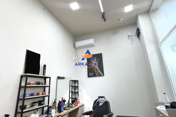 SHITET AMBIENT BIZNESI 24M2 "PRANE RRUGES SE BARIKADAVE" 165.000 EURO