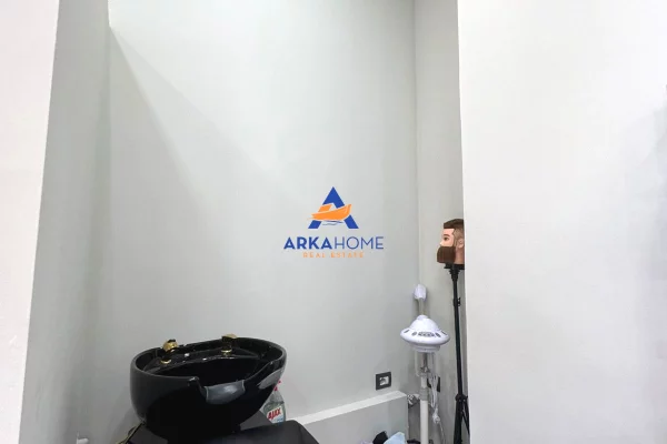 SHITET AMBIENT BIZNESI 24M2 "PRANE RRUGES SE BARIKADAVE" 165.000 EURO