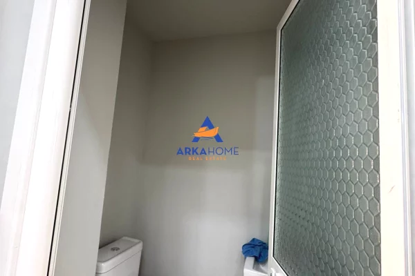 SHITET AMBIENT BIZNESI 24M2 "PRANE RRUGES SE BARIKADAVE" 165.000 EURO