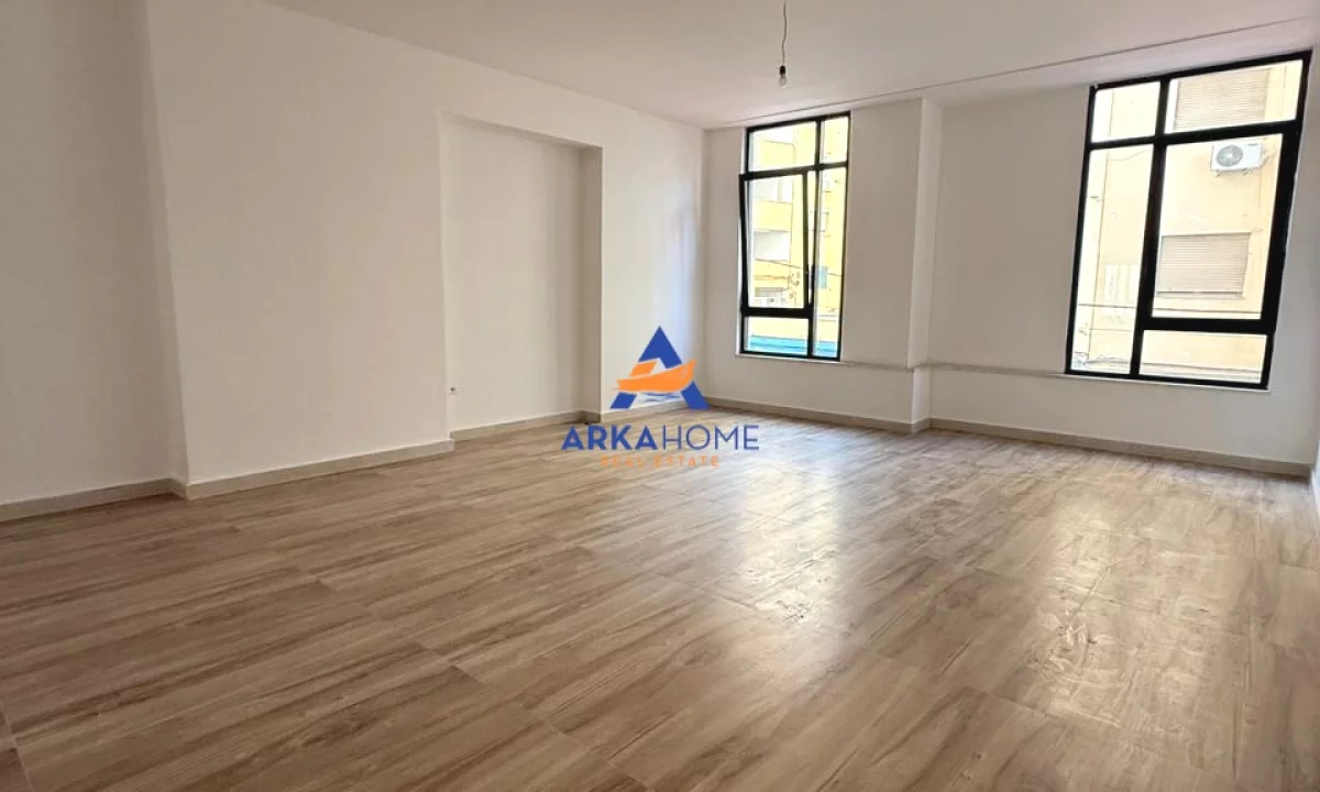 JEPET AMBIENT ME QERA 82.3M2 "PRANE DONIKA CENTER, PASTICERI FLORA" 1400 EURO