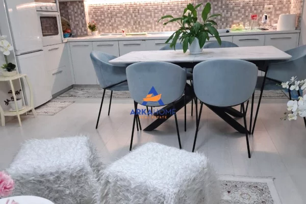 Shtepi ne shitje Apartament ne Tirane, 3+1, Mobilimi E mobiluar, Pagesa 220,000  Euro.