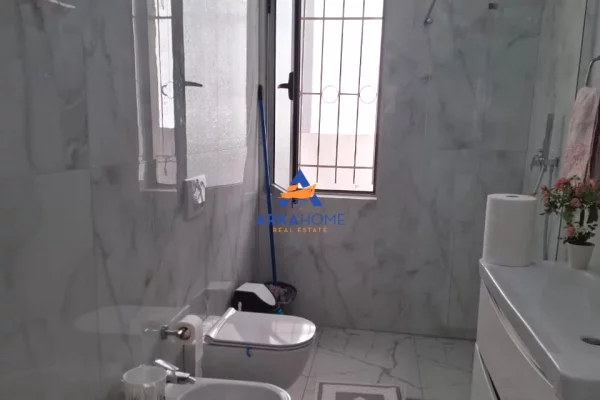 Shtepi ne shitje Apartament ne Tirane, 3+1, Mobilimi E mobiluar, Pagesa 220,000  Euro.