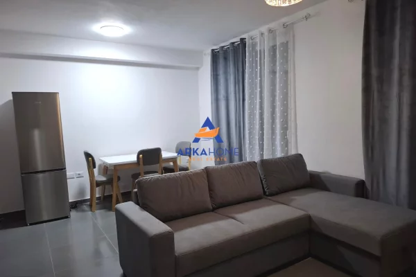 JEPET APARTAMENT 3+1 ME QERA "TEK RRUGA 5 MAJI, PALLATET E BASHKISË" 65.000 LEKE
