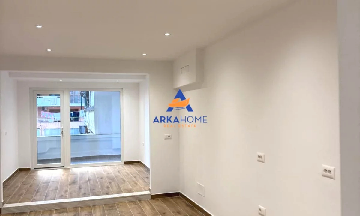 JEPEN AMBIENTE ME QERA 60M2 DHE 40M2 "TEK GJYKATA E SHKALLES SE PARE, PERBALLE ME SHERBIMIN E PROVES