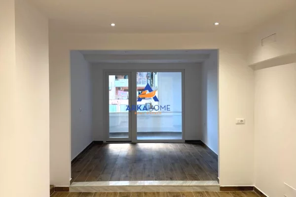 JEPEN AMBIENTE ME QERA 60M2 DHE 40M2 "TEK GJYKATA E SHKALLES SE PARE, PERBALLE ME SHERBIMIN E PROVES