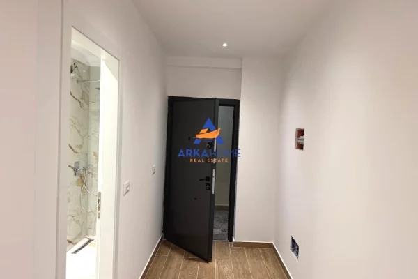 JEPEN AMBIENTE ME QERA 60M2 DHE 40M2 "TEK GJYKATA E SHKALLES SE PARE, PERBALLE ME SHERBIMIN E PROVES