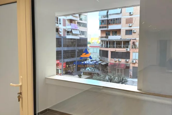 JEPEN AMBIENTE ME QERA 60M2 DHE 40M2 "TEK GJYKATA E SHKALLES SE PARE, PERBALLE ME SHERBIMIN E PROVES