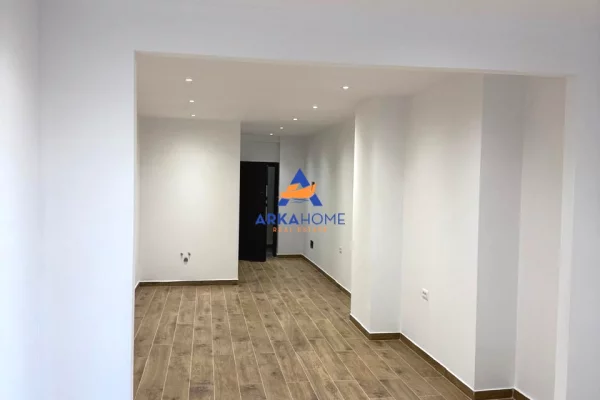 SHITEN AMBIENTE 60M2 DHE 40M2 "TEK GJYKATA E SHKALLES SE PARE, PERBALLE ME SHERBIMIN E PROVES" 260.0
