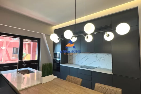 Shtepi ne shitje Apartament ne Tirane, 2+1, Mobilimi E mobiluar, Pagesa 504,900  Euro.
