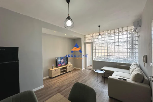 JEPET APARTAMENT ME QERA 1+1+BALLKON " PAZARI I RI " 650 EURO