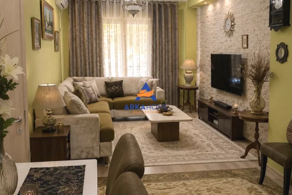 Shtepi ne shitje Apartament ne Tirane, 2+1, Mobilimi E mobiluar, Pagesa 170,000  Euro.