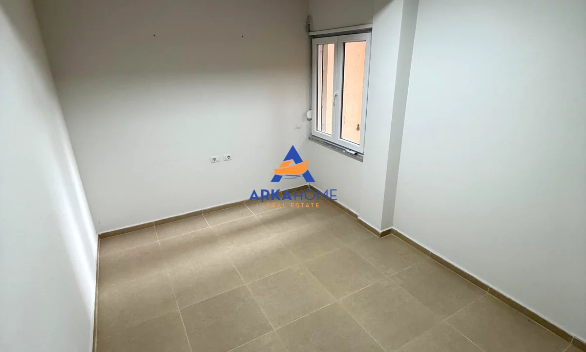 JEPET ME QERA ZYRE 93M2 "RRUGA KOSOVARVE, AFER CONAD " 1000 EURO