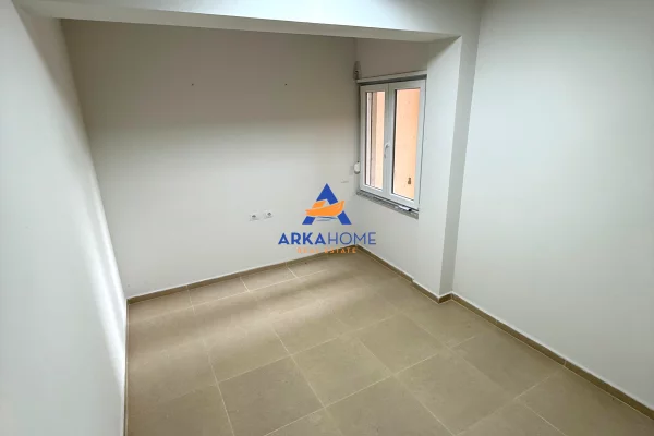 JEPET ME QERA ZYRE 93M2 "RRUGA KOSOVARVE, AFER CONAD " 1000 EURO