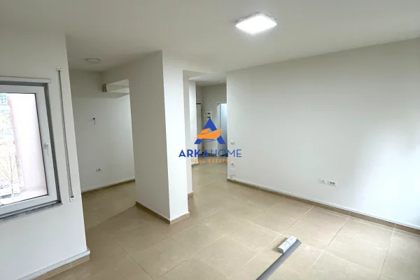 JEPET ME QERA ZYRE 93M2 "RRUGA KOSOVARVE, AFER CONAD " 1000 EURO