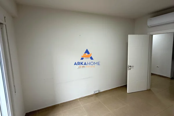 JEPET ME QERA ZYRE 93M2 "RRUGA KOSOVARVE, AFER CONAD " 1000 EURO