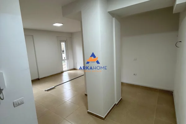 JEPET ME QERA ZYRE 93M2 "RRUGA KOSOVARVE, AFER CONAD " 1000 EURO