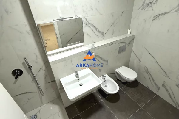 JEPET ME QERA ZYRE 93M2 "RRUGA KOSOVARVE, AFER CONAD " 1000 EURO