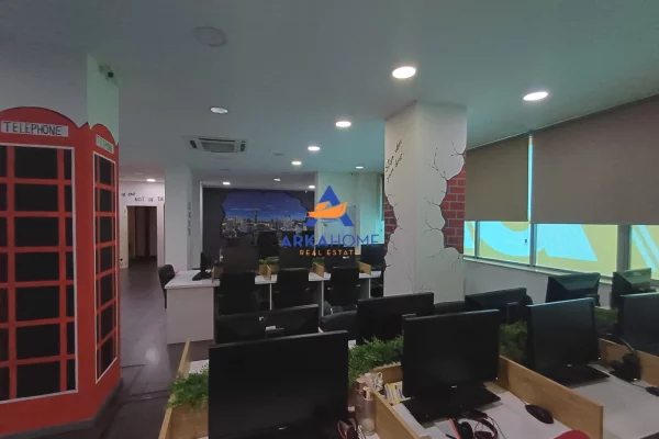 JEPET ZYRE ME QERA 200M2 "AFER GLOBE, PERBABLL DELIJORGJIT" 2500 EURO