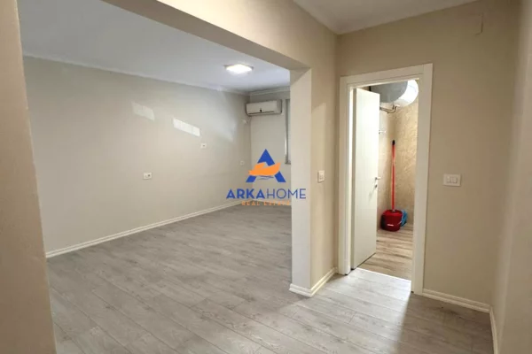 JEPET ZYRE ME QERA 70M2 "21 DHJETORI, PRANE BAR OSLO" 700 EURO