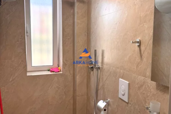 JEPET ZYRE ME QERA 70M2 "21 DHJETORI, PRANE BAR OSLO" 700 EURO
