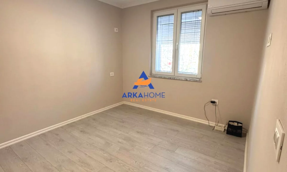 JEPET ZYRE ME QERA 70M2 "21 DHJETORI, PRANE BAR OSLO" 700 EURO