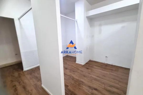JEPET AMBIENT BIZNESI ME QIRA 50M2 "MYSLYM SHYRI" 60.000 LEKE