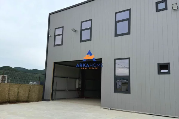 JEPET KAPANON ME QERA 1300M2 "KOMBINAT, VAQARR" 4200 EURO