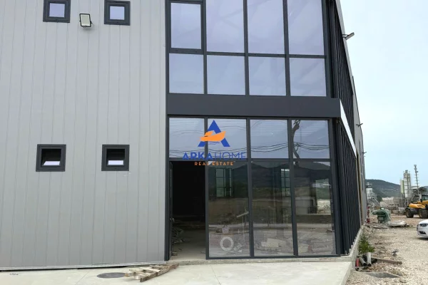 JEPET KAPANON ME QERA 1300M2 "KOMBINAT, VAQARR" 4200 EURO
