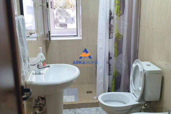 Shtepi ne shitje Apartament ne Tirane, 2+1, Mobilimi E mobiluar, Pagesa 180,000  Euro.