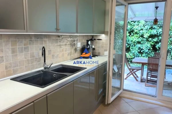 Shtepi ne shitje Apartament ne Tirane, 3+1, Mobilimi E mobiluar, Pagesa 1,300,000  Euro.