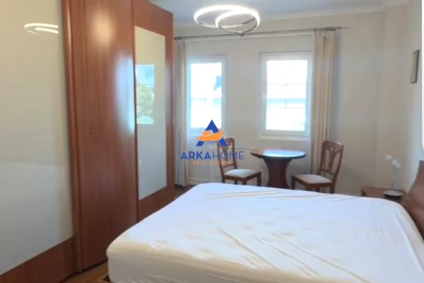 Shtepi ne shitje Apartament ne Tirane, 3+1, Mobilimi E mobiluar, Pagesa 1,300,000  Euro.