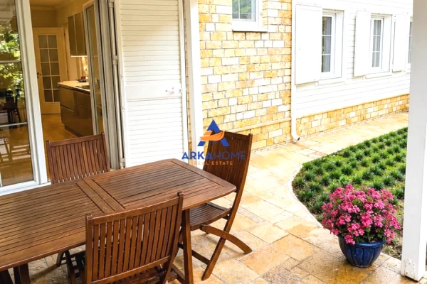 Shtepi ne shitje Apartament ne Tirane, 3+1, Mobilimi E mobiluar, Pagesa 1,300,000  Euro.