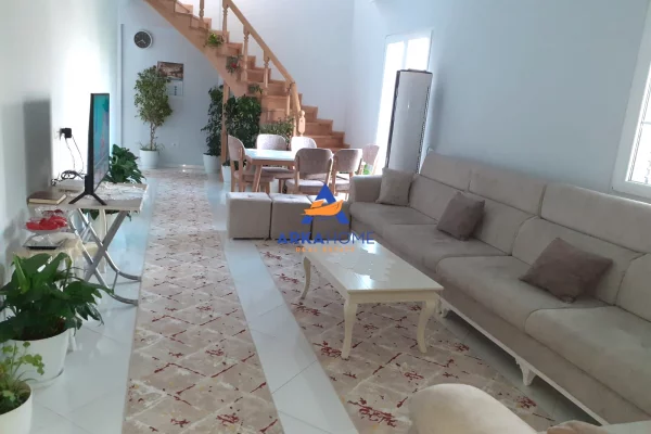 Shtepi me qera Shtepi Private ne Tirane, 2+1, Mobilimi E mobiluar, Pagesa 1,585  Euro.