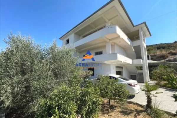 Shtepi ne shitje 7+1 ne Tirane - 700,000 Euro
