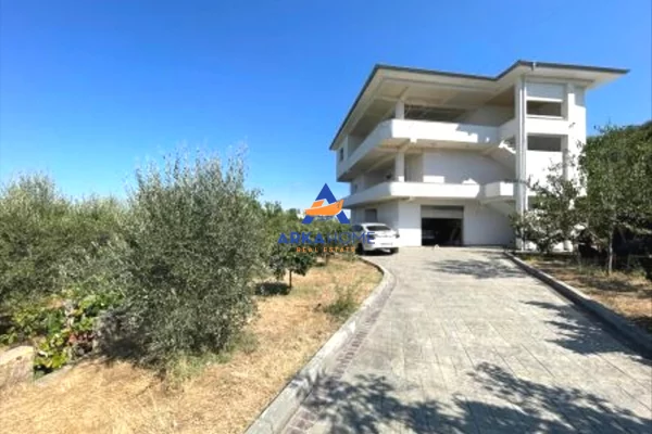 Shtepi ne shitje Shtepi Private ne Tirane, 7+1, Mobilimi E mobiluar, Pagesa 700,000  Euro.