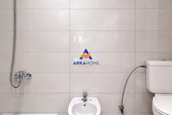 Shtepi ne shitje Apartament ne Tirane, 2+1, Mobilimi Bosh, pa mobiluar, Pagesa 170,000  Euro.