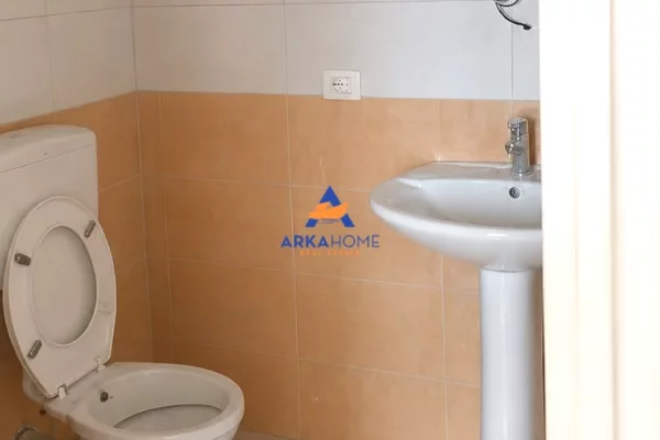 Shtepi ne shitje Apartament ne Tirane, 2+1, Mobilimi Bosh, pa mobiluar, Pagesa 170,000  Euro.
