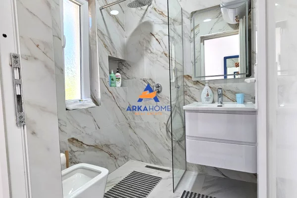 Shtepi ne shitje Apartament ne Durres, 4+1, Mobilimi E mobiluar, Pagesa 1,300,000  Euro.