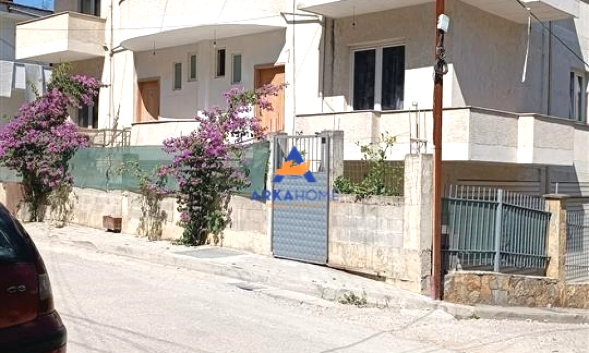 Shtepi ne shitje Apartament ne Tirane, 3+1, Mobilimi E mobiluar, Pagesa 350,000  Euro.