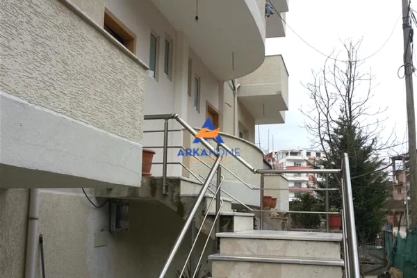 Shtepi ne shitje Apartament ne Tirane, 3+1, Mobilimi E mobiluar, Pagesa 350,000  Euro.