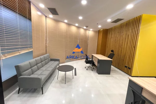 JEPET ME QIRA AMBIENT BIZNESI 35M2 "RRUGA E ELBASANIT" 750 EURO