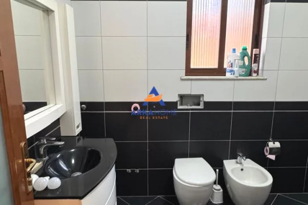 Shtepi me qera Apartament ne Tirane, 2+1, Mobilimi E mobiluar, Pagesa 533  Euro.